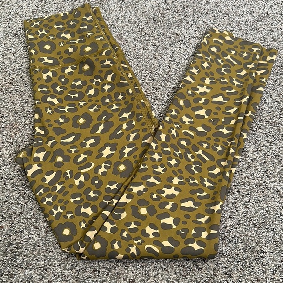 Off line leopard print leggings size medium - Picture 8 of 8